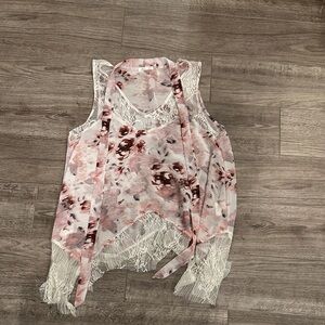 Women’s pink tank with lace on bottom